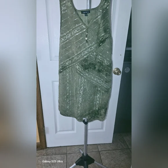 Sami & jo sz medium sleeveless blouse. Olive green acid wash look. - Picture 2 of 5